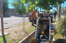 El municipio intensifica la limpieza de desagües y firmó un convenio para trabajar con irrigación e hidráulica
