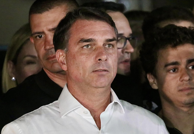 El misterioso avión en el que viaja Flávio Bolsonaro finalmente despegó de Argentina