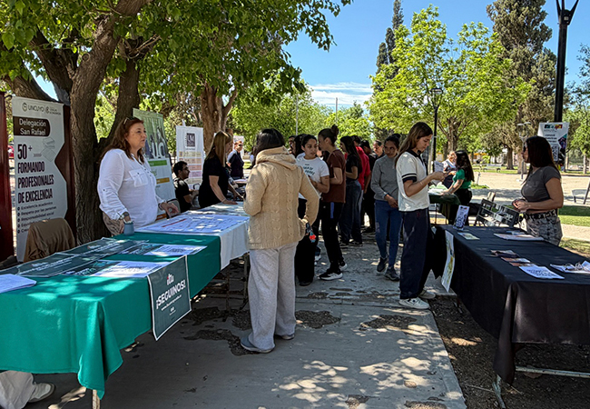 Exitoso comienzo de la “expo educativa” itinerante en la plaza Manuel Belgrano de Salto de las Rosas