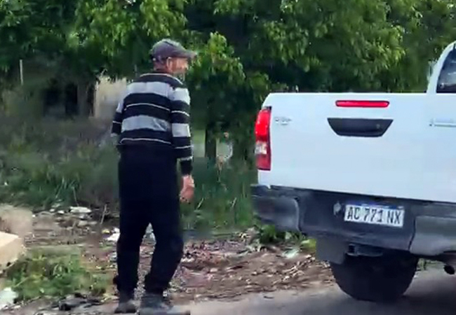 Lo pescaron “in fraganti” tirando basura y terminó denunciado por el municipio
